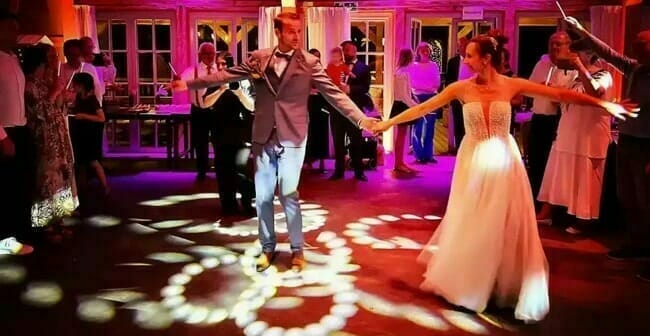 Brautpaar tanzt Hochzeitstanz zu Hochzeits DJ Musik